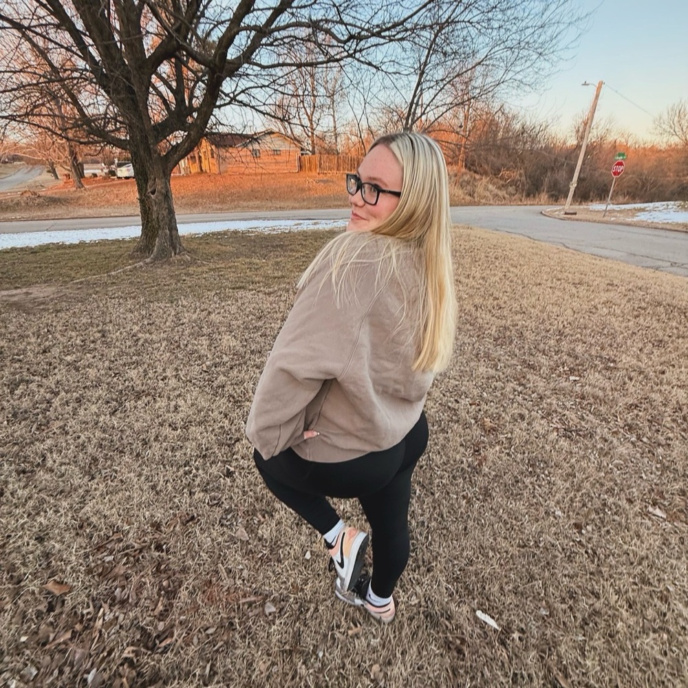 MEET YOUR POSHER ⇝ THRIFTED BY "KELBI"! <3